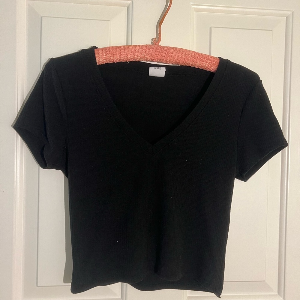 Tilly’s Destined medium black ribbed and stretchy crop top.